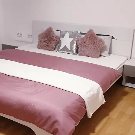 Schone, Neu Renovierte 3 Ferienwohnung Apartmán *